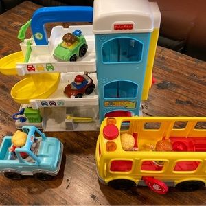 Fisher-Price Little People Helpful Neighbor's Garage & School Bus Lights Sounds